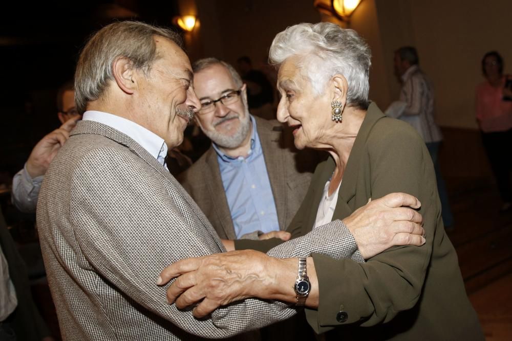 Acto de las 13 rosas en homenaje a Hilda Farfante