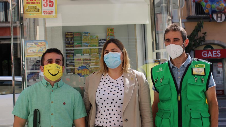 Els venedors de l&#039;Once celebren amb l&#039;alcaldessa de Figueres l&#039;any del retorn al carrer