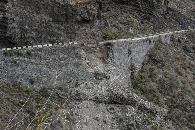 13/07/2016 Visita del presidente del Cabildo de Tenerife Carlos Alonso  junto a Técnicos para ver in situ el estado del derrumbe del talúd de la carretera que lleva a la Punta de Teno.José Luis González