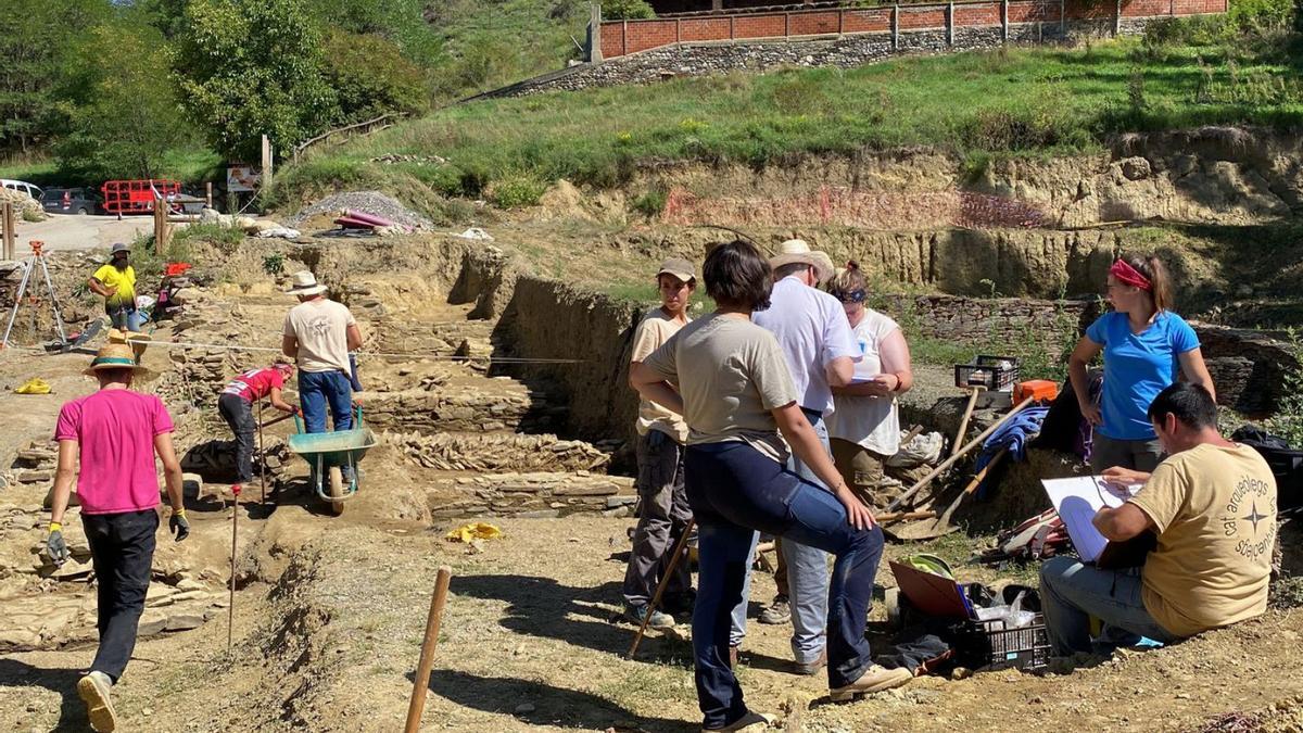 Arqueòlegs treballant al jaciment del forum romà de Llívia.  | ALBERT LIJARCIO (ACN)