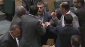 Zeid al-Shawabkeh, diputat de l’oposició, es va aixecar del seu escó durant la intervenció del primer ministre Abdullah Ensour