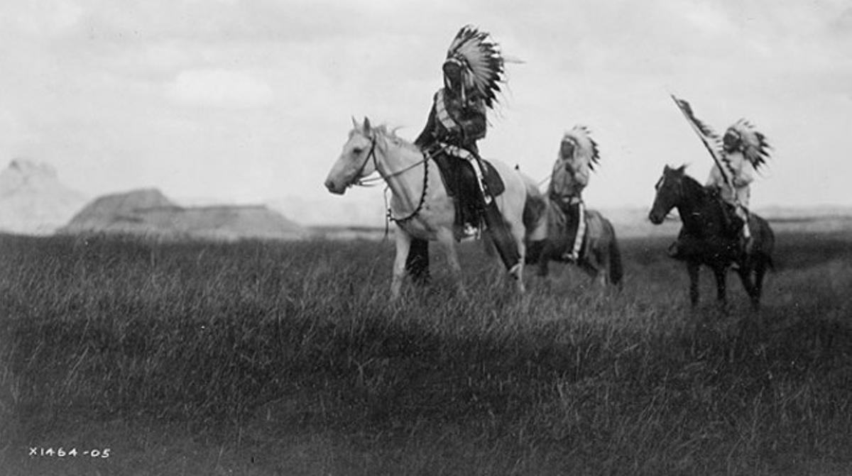 Una fotografia clàssica d’Edward S. Curtis d’uns sioux a cavall. Una fotografia clàssica d’Edward S. Curtis d’uns sioux a cavall.