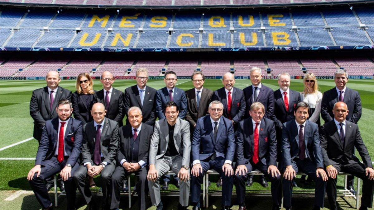 Foto de familia de la comida de directivas del FC Barcelona y el Liverpool