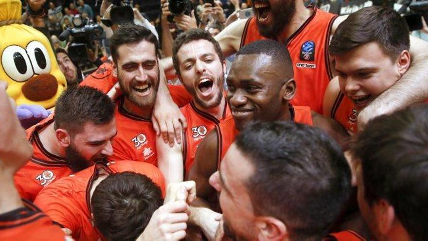 Els jugadors del València Basket celebren el seu accés a la final