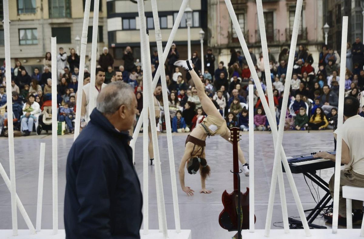 La compañía «Spinish Circo», ayer, ofreciendo el espectáculo de acrobacias «Fins al cel» en los Jardines del Naútico, en Gijón. | MARCOS LEÓN