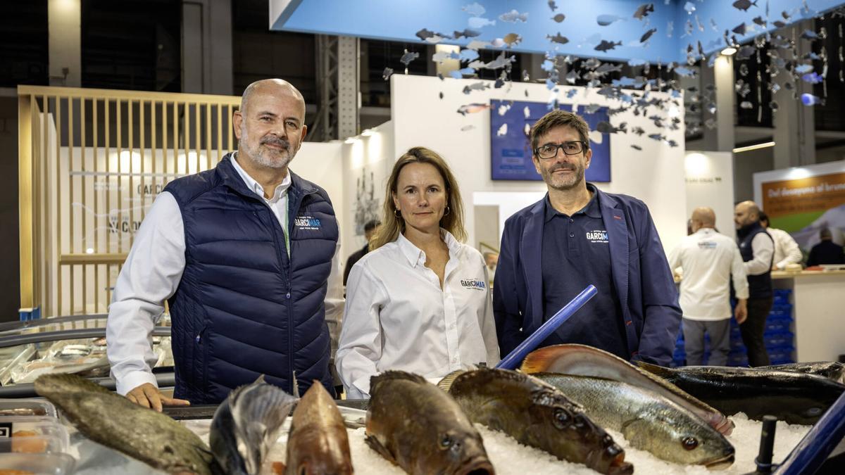 De izquierda a derecha, César Tresserras, director general de Garcimar; Soledad García, adjunta al director general y Álvaro Garcí­a, consejero delegado, en el estand de Garcimar Gran Blau en la feria Gastronómic Forum de Barcelona.
