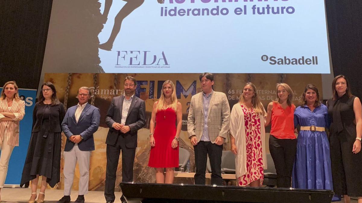 Por la izquierda, Cristina Fanjul, Lucía Méndez-Bonito, Alfredo Fernández, Enrique Fernández, consejero de Industria; Begoña Fernández-Costales, Borja Sánchez, Tesa Díaz-Faes, Marta Díaz, Julieta Acuña y Nuria Menéndez, en el salón de actos del recinto ferial Luis Adaro, ayer, al término de la jornada dedicada a las mujeres empresarias y directivas. | Marcos León