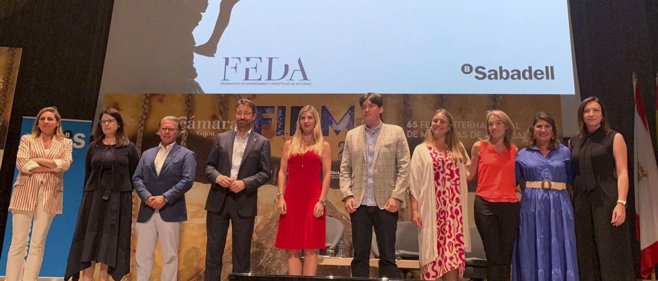 Por la izquierda, Cristina Fanjul, Lucía Méndez-Bonito, Alfredo Fernández, Enrique Fernández, consejero de Industria; Begoña Fernández-Costales, Borja Sánchez, Tesa Díaz-Faes, Marta Díaz, Julieta Acuña y Nuria Menéndez, en el salón de actos del recinto ferial Luis Adaro, ayer, al término de la jornada dedicada a las mujeres empresarias y directivas. | Marcos León