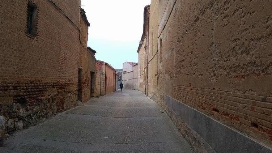 Una vecina pasea por la calle Las Monjas que el Ayuntamiento tiene previsto remodelar.