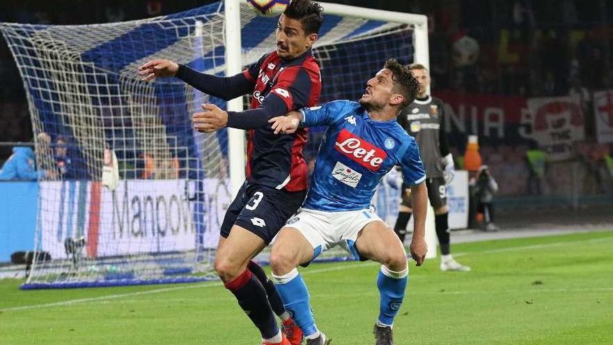 Gunter, del Génova, y Mertens, del Nápoles, luchan por un balón. // Cessare Abbate