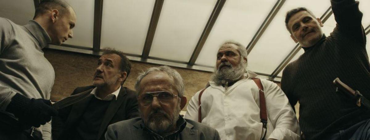 Antonio Durán Morris, en el centro, asume el papel protagonista del «Jefe».