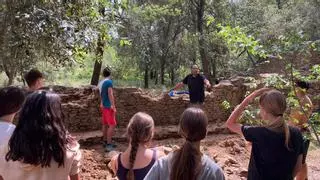 Joves d'un camp de treball a Palamós restauren patrimoni a la vall de Bell-lloc