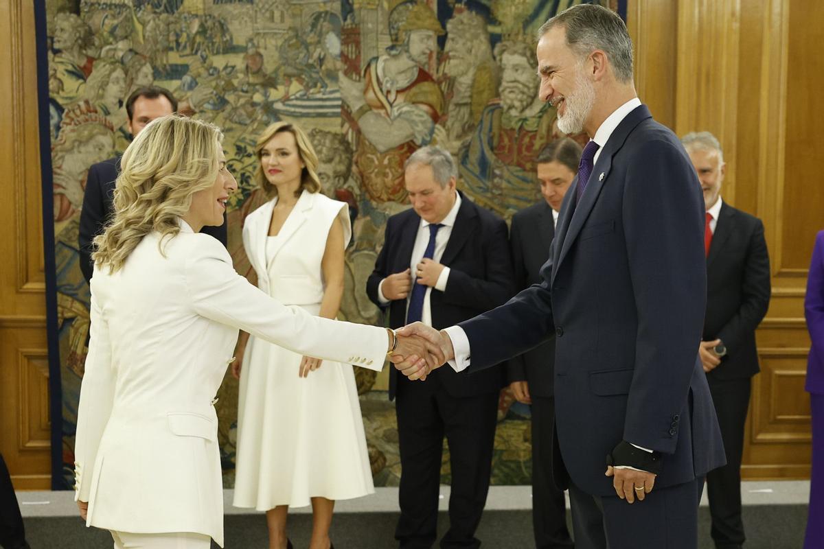 Yolanda Díaz saluda al rey Felipe VI
