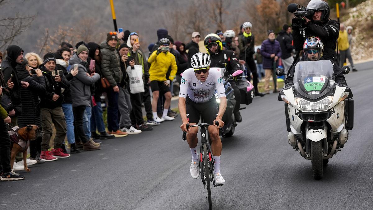 Juan Ayuso, en la gran ofensiva de la Tirreno-Adriático.