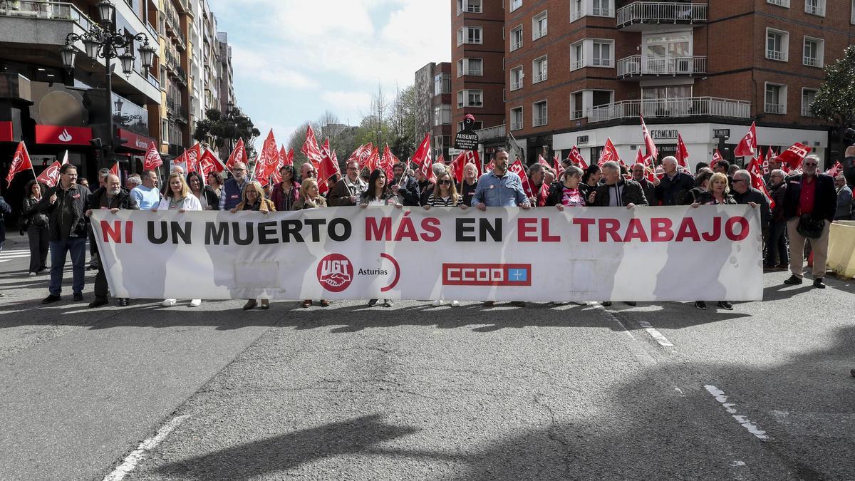 VÍDEO: Concentración de UGT y CCOO en recuerdo de los mineros fallecidos en Degaña