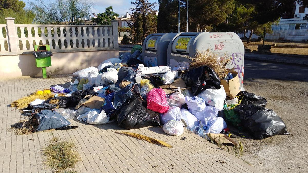 Acumulación de basuras en una urbanización de Llucmajor.