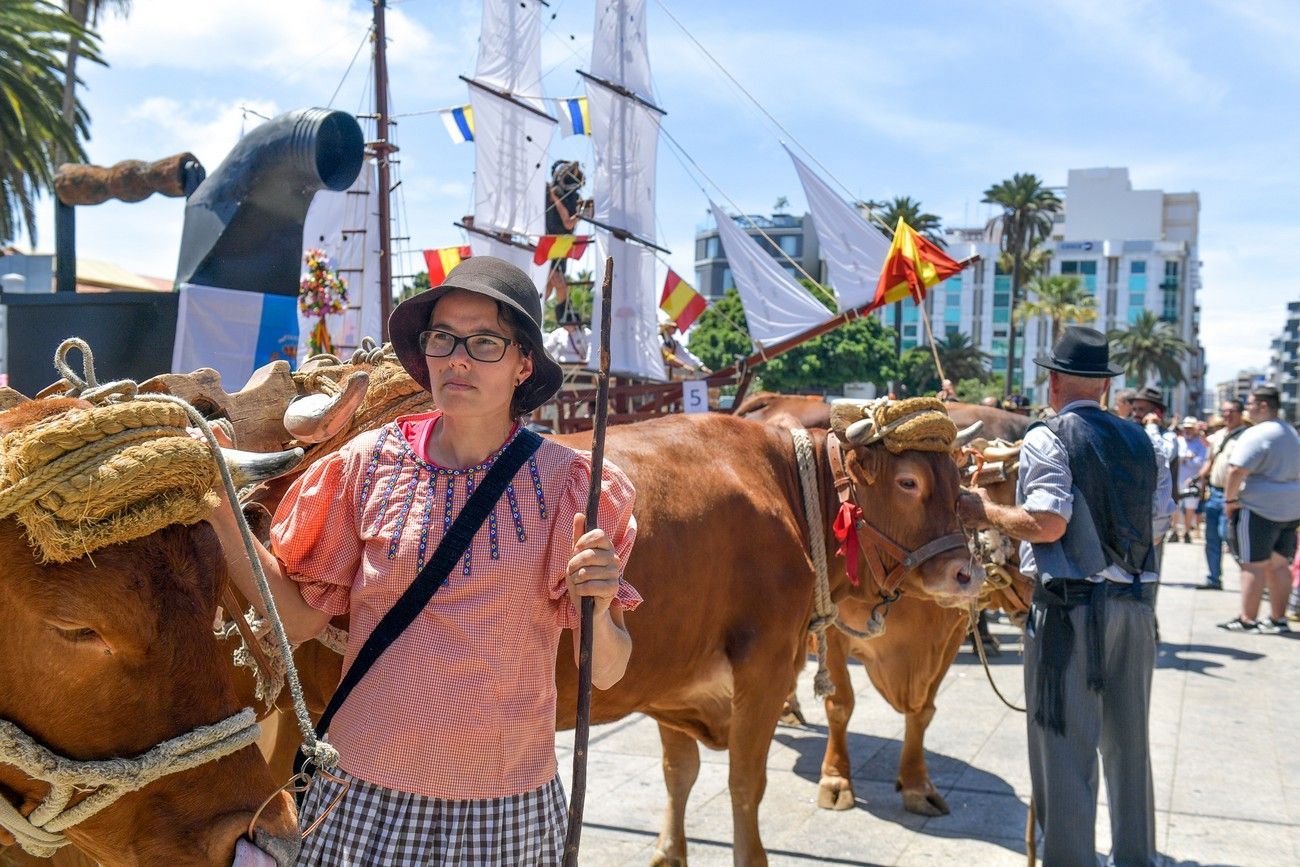 Una romería con bikini en Las Palmas de Gran Canaria