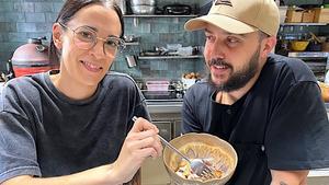 Maria Vegue y Rafa Bautista, en la cocina del restaurante La Oveja Negra (Barbastro).