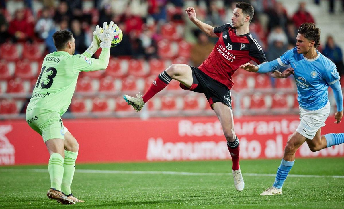 Daniel Fuzato, el mejor jugador del encuentro, detiene una llegada del Mirandés. | CD MIRANDÉS