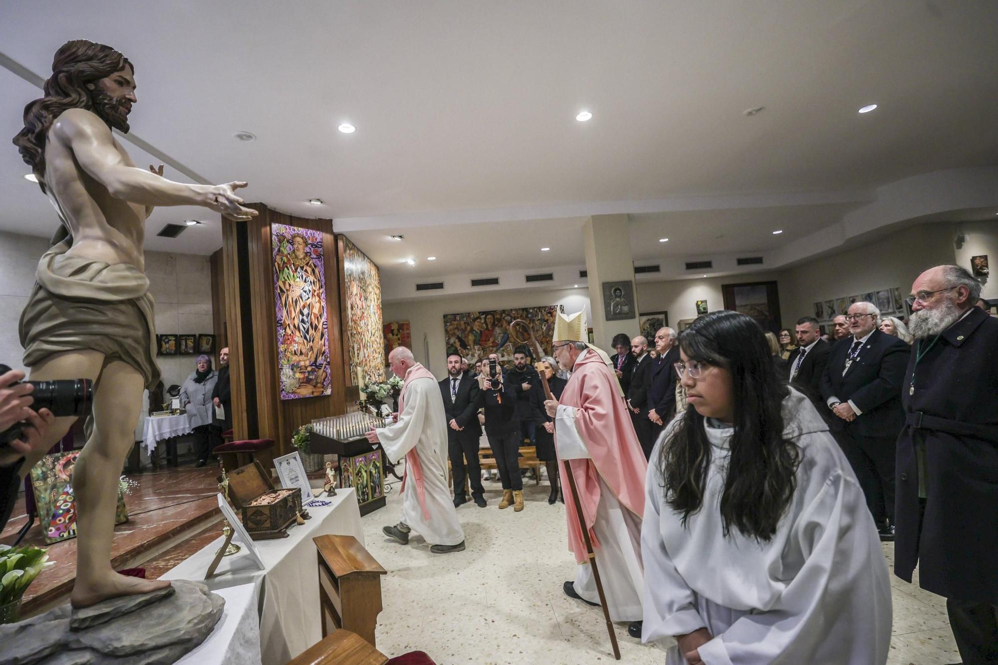 En imágenes | Sanz Montes bendice el Cristo de la cofradía del barrio de Teatinos