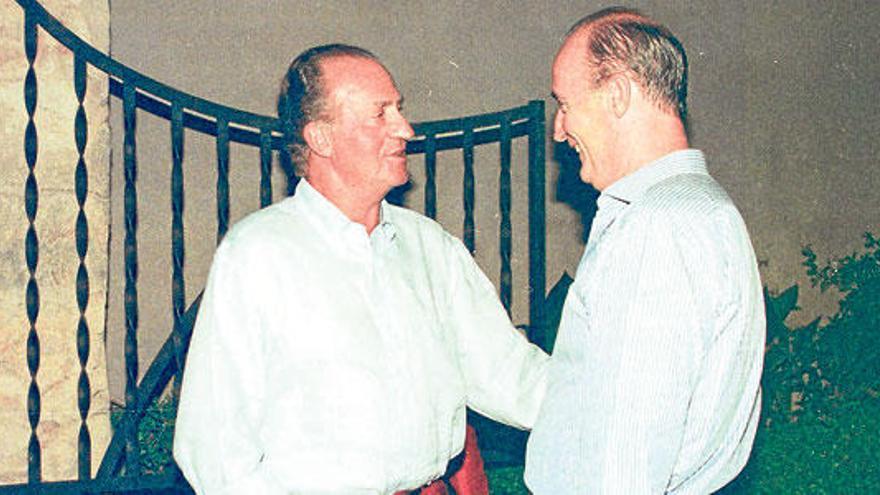 Don Juan Carlos, con Josep Francesc Conrado de Villalonga en Santa Maria.