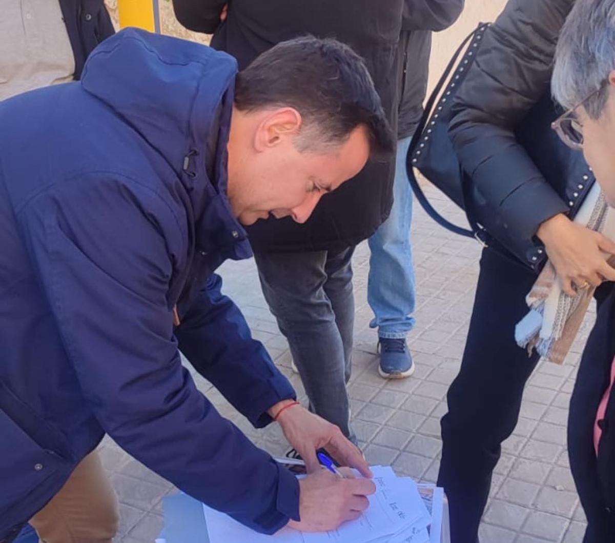 Sergi Ruiz firmando el acuerdo con Meliana.