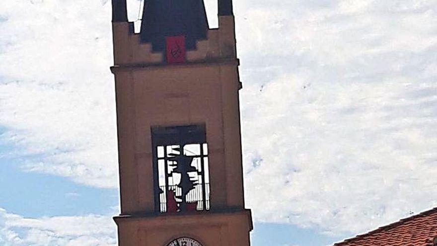 Un operari amb una grua treballant al temple berguedà