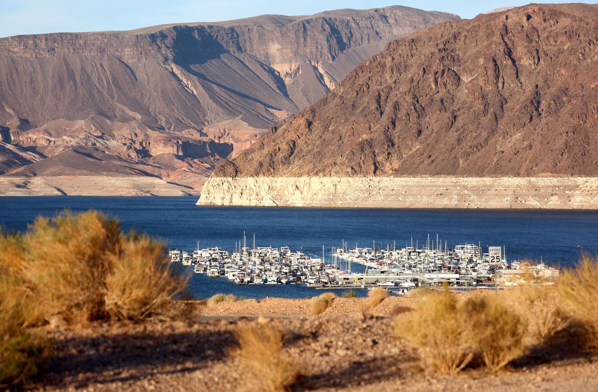 Vista del lago Mead, en Nevada, con la zona de recreo en primer término. Al fondo puede observarse la marca que ha dejado el agua al descender de nivel