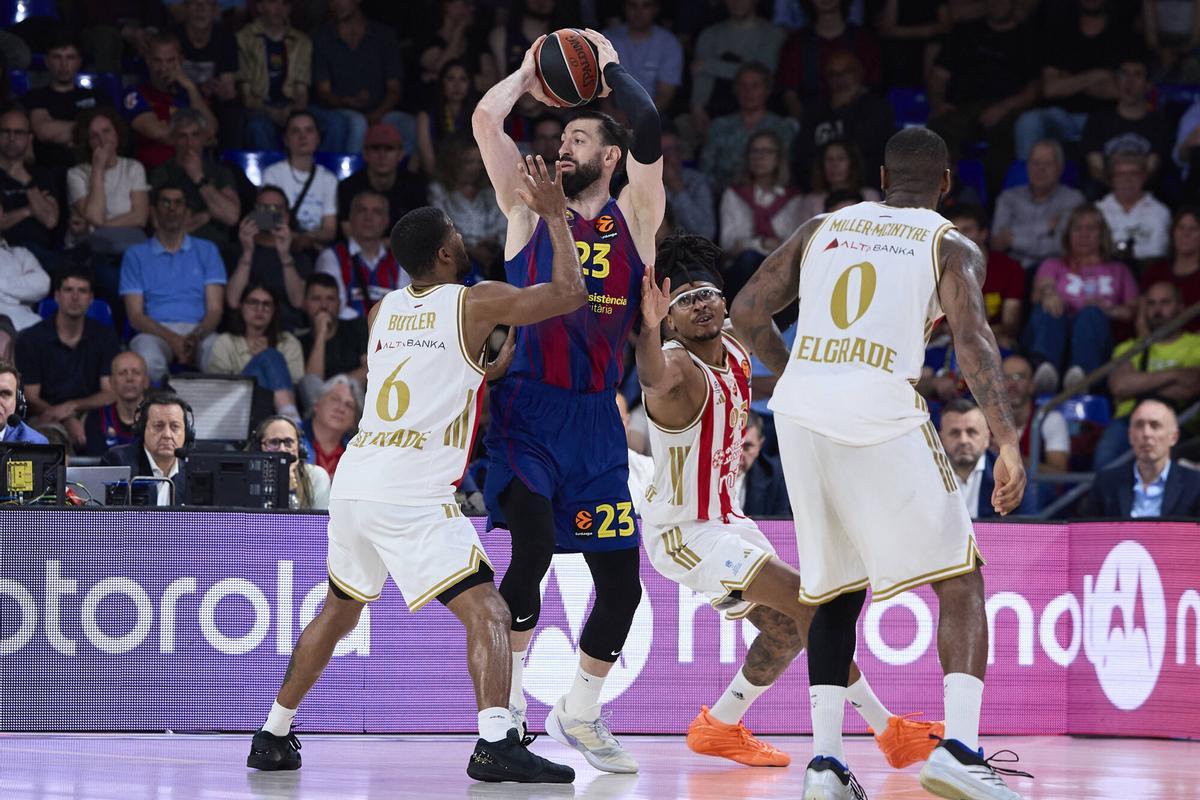 Tornike Shengelia busca un compañero a quien dar el pase en el duelo ante el Estrella Roja.