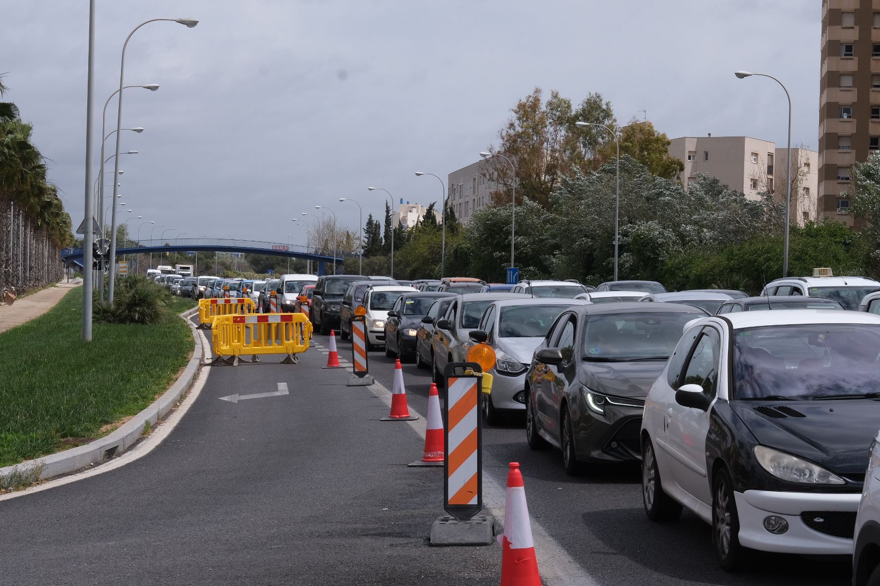 Atascos con más de 20 minutos de espera para entrar en Palma