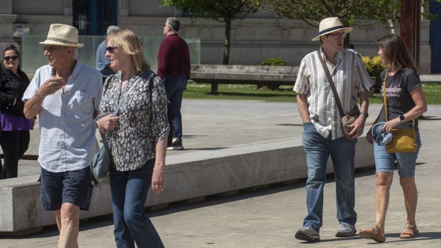 Parejas de cruceristas por la Marina. | Casteleiro/Roller Agencia