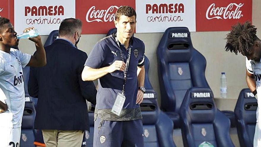 Javi Gracia da órdenes desde la banda con Correia y Yunus a su lado.