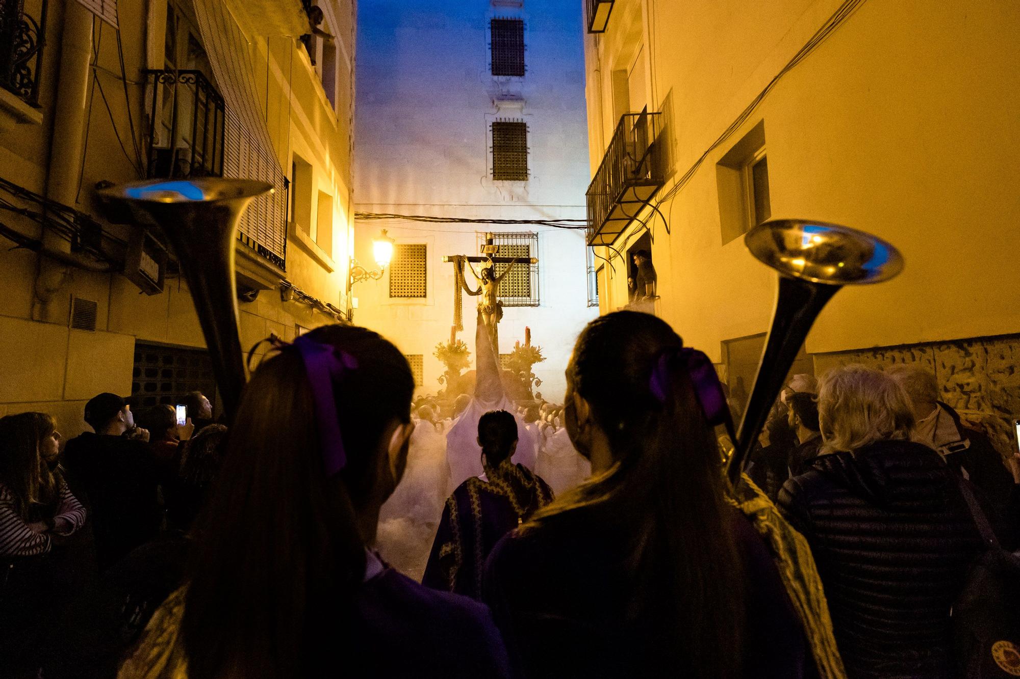 Procesión del Cristo del Mar en Alicante  La hermandad del Santísimo Cristo del Mar, Nuestra Señora de los Dolores Coronada y San Juan de la Palma ha salido a media tarde de su sede en la basílica de Santa María de Alicante.