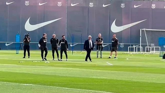 Joan Laporta visitó a la plantilla del Barça antes de la Champions