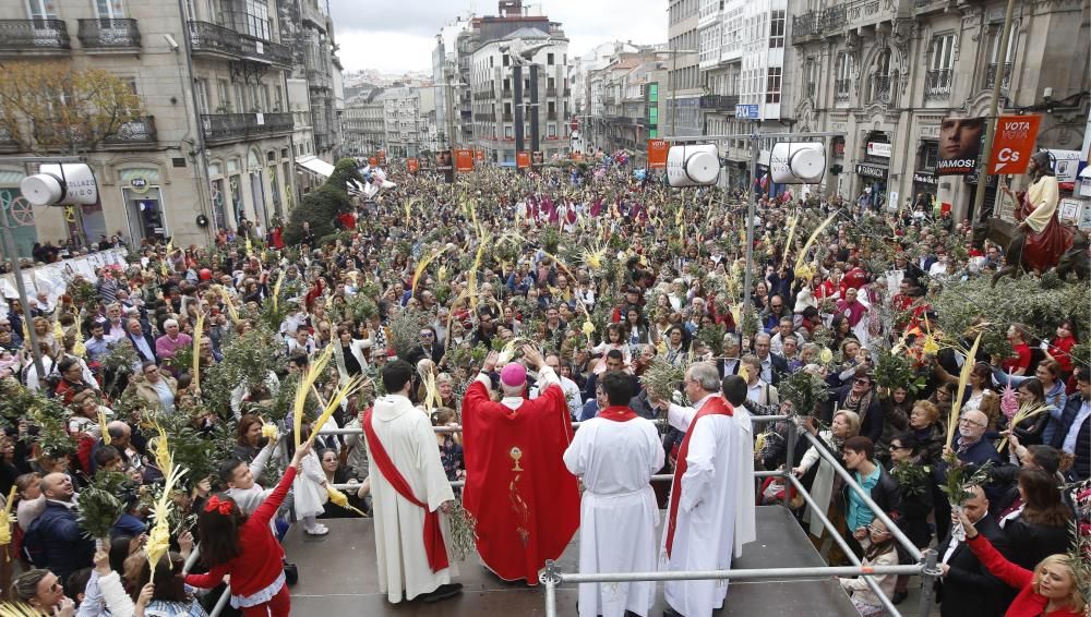 "La Borriquita" congrega a niños, abuelos y padres en Vigo. // R. Grobas | E. Villanueva