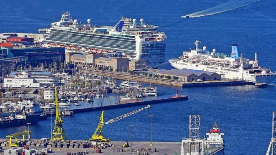 Al fondo, de izq. a drch., el &quot;Ventura&quot; y el &quot;Thomson Spirit&quot;, atracados ayer en la terminal viguesa. // M.G.B.