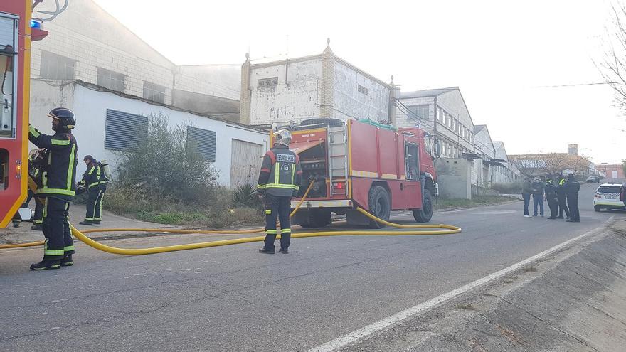 Incendio en las antiguas naves de Muebles Peralta en Lucena - Diario Córdoba