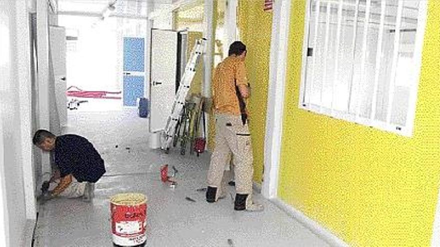 Técnicos municipales montan las nuevas aulas prefabricadas en Burriana.