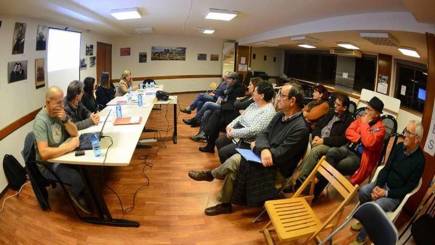 Asistentes, ayer, a la asamblea anual de la Plataforma Proauditorio. // Gonzalo Núñez