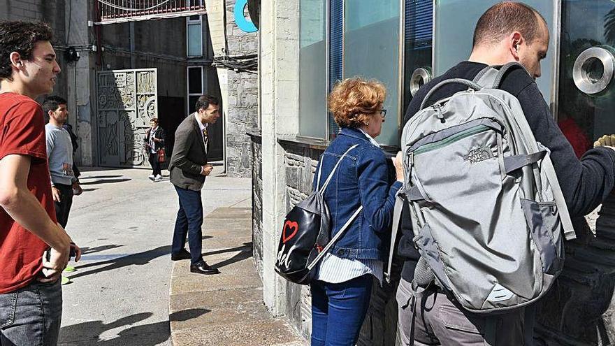 Aficionados en las taquillas del palacio.