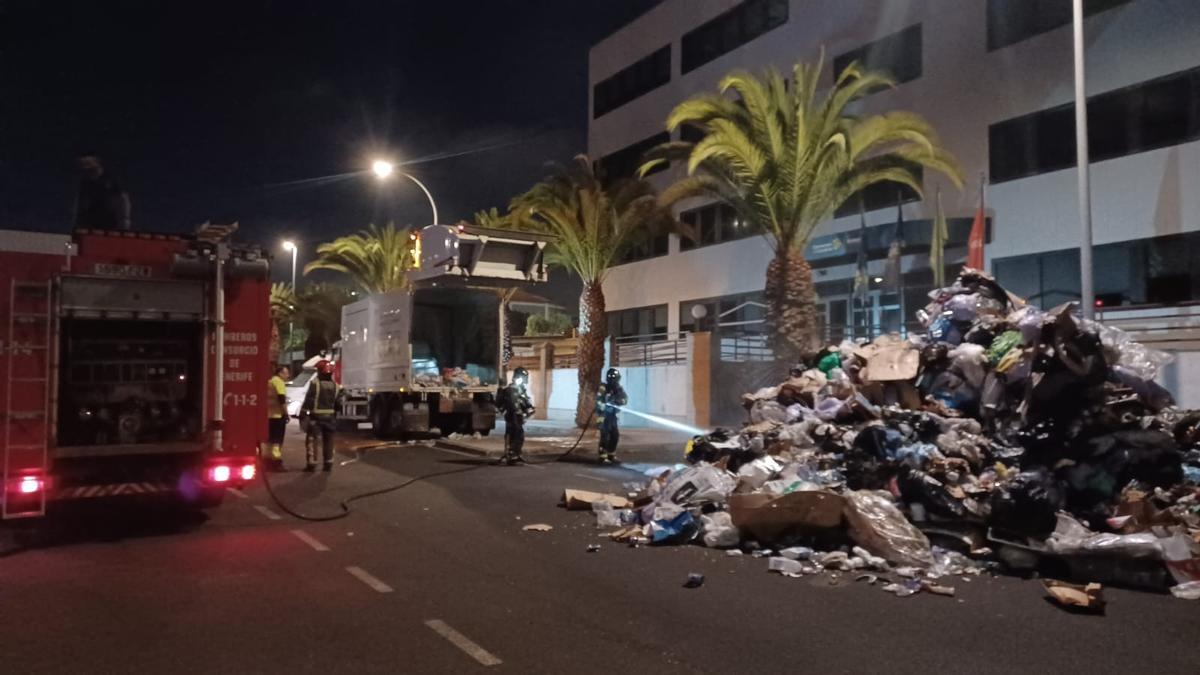Contenedores quemados en Santa Cruz y La Laguna