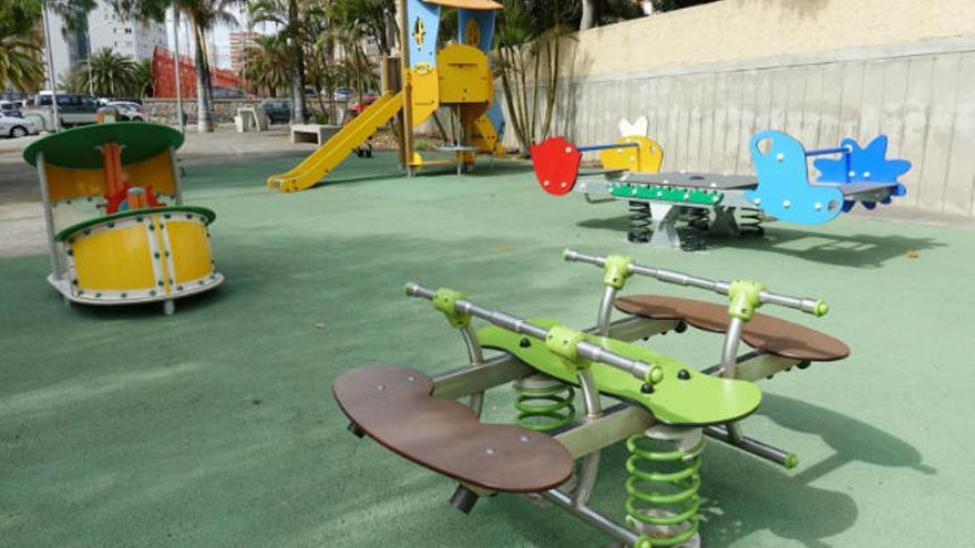 Detalle del parque infantil de la calle Simbad, en Ofra.