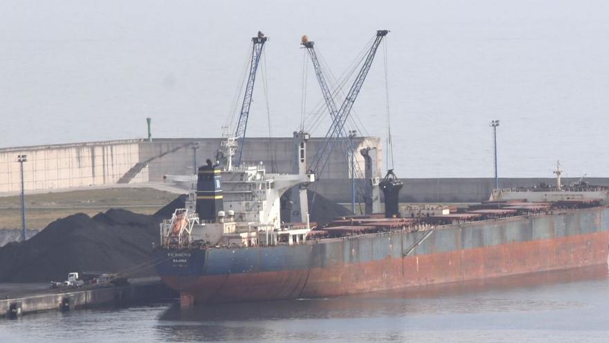 Así es el mayor barco que carga en el puerto de Gijón: llevará 165.000 toneladas de carbón para la India