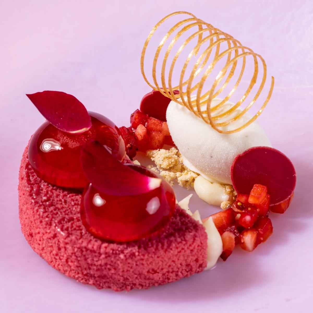 El postre de fresas, rosas e hibiscus.