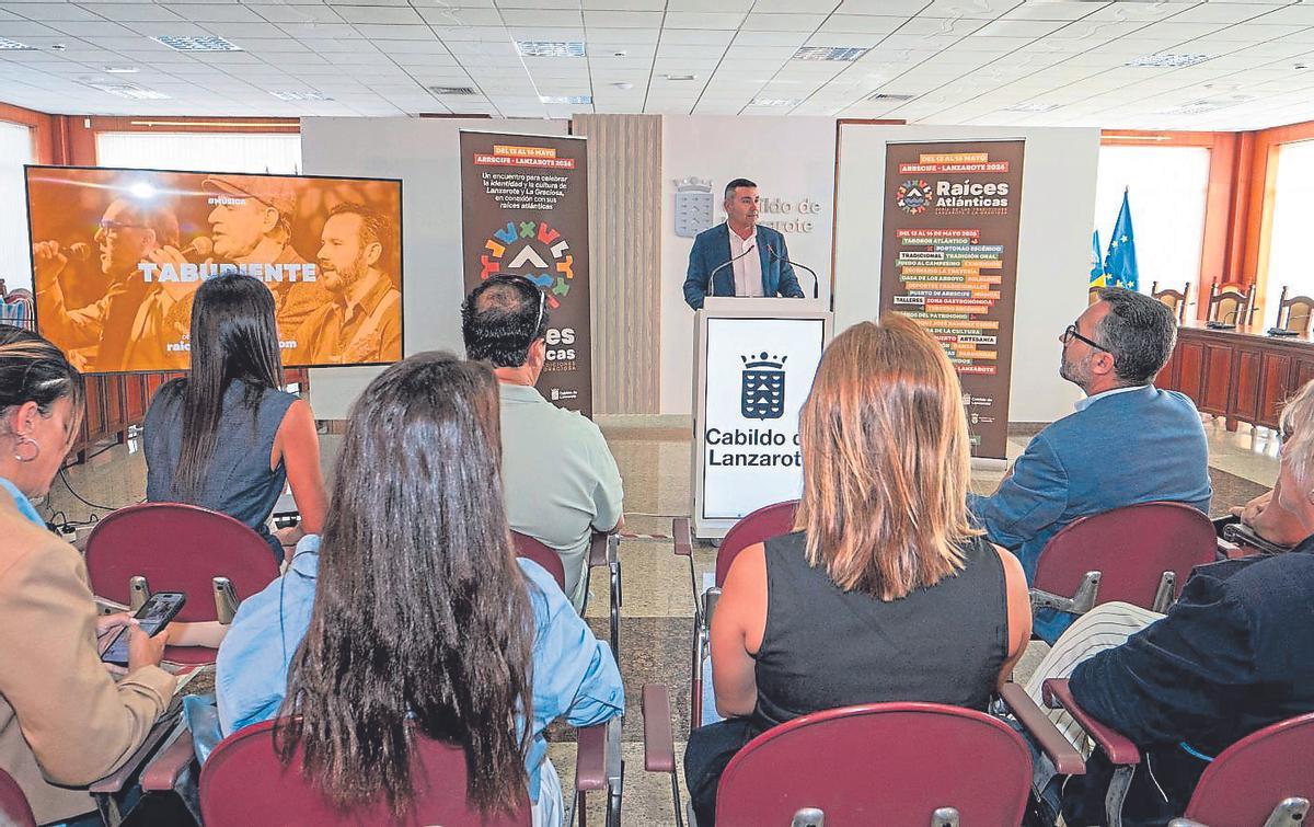 Oswaldo Betancort, presidente del Cabildo, en la presentación de la primera edición de Raices Atlánticas.