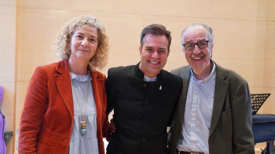 Fernando Castelló, en el centro, junto a la concejal Belén Alonso y el presidente del Ateneo, Pablo Álvarez.