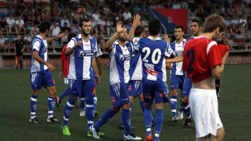 Jugadores del Alcoyano celebran uno de los goles del delantero Adrián Gallardo, ayer