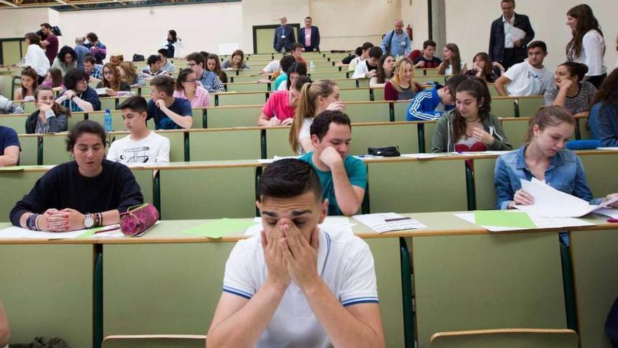 Alumnos en una de las pruebas de la PAU, la pasada semana.