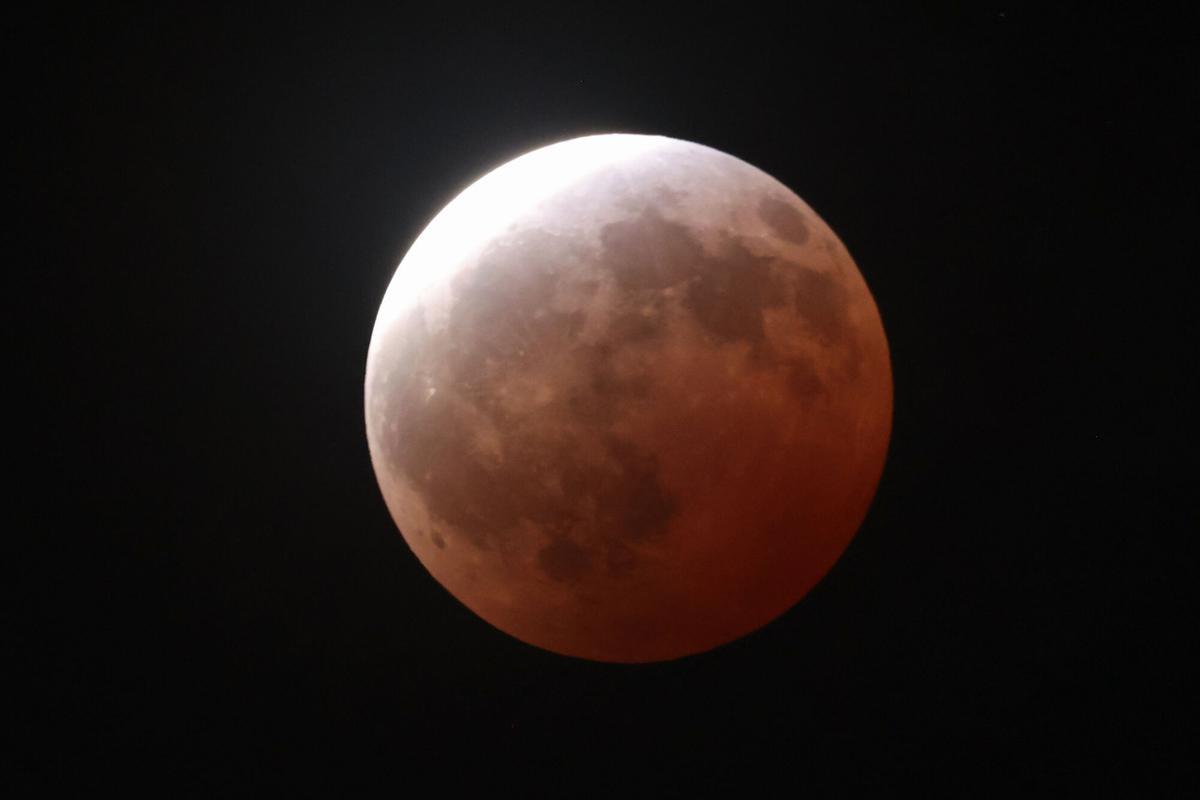 AME2724. CIUDAD DE GUATEMALA (GUATEMALA), 27/08/2026.- Fotografía que muestra la luna llena durante el eclipse lunar parcial este jueves, en Ciudad de Guatemala (Guatemala). EFE/ Mariano Macz