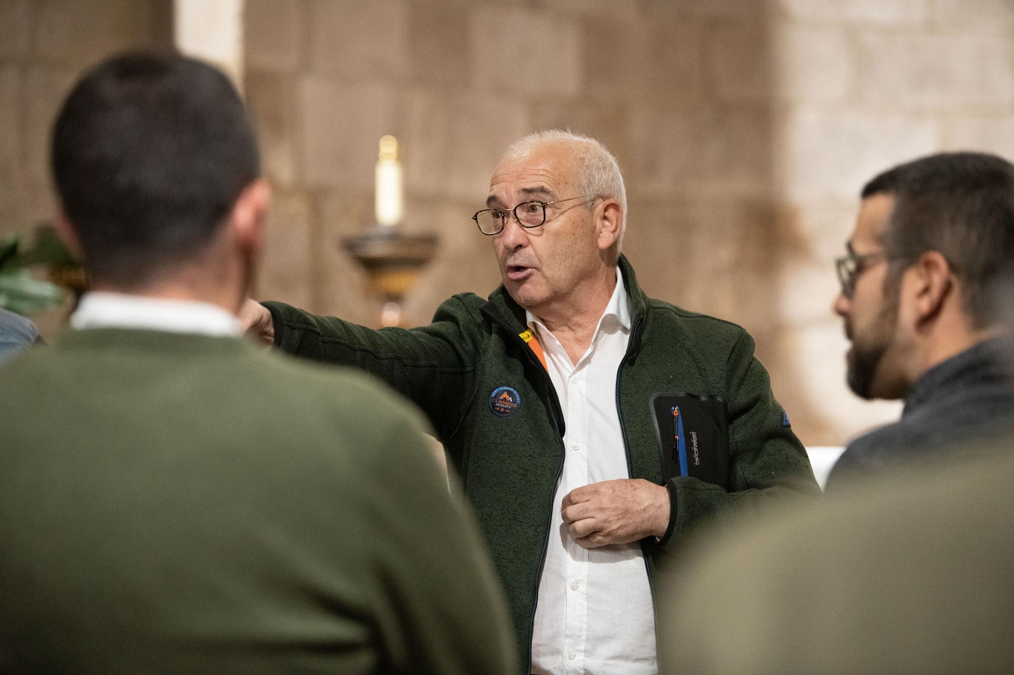 Descendimiento del Cristo de la Agonía en la iglesia de La Horta para preparar la procesión de las Siete Palabras del próximo Martes Santo.